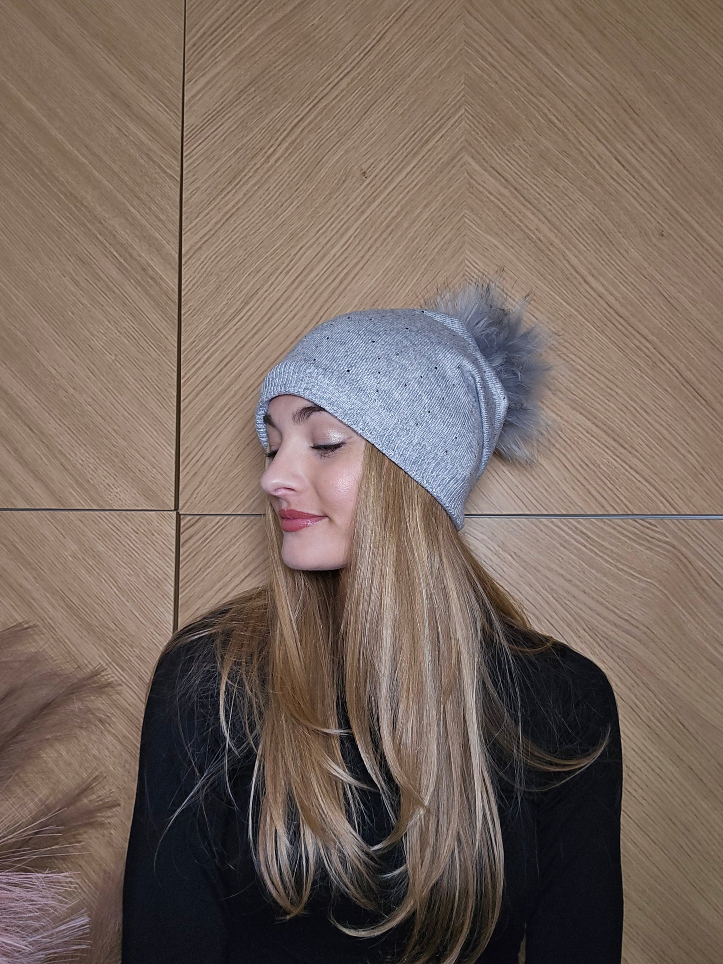 Cappellon con brillantini applicati e pon pon