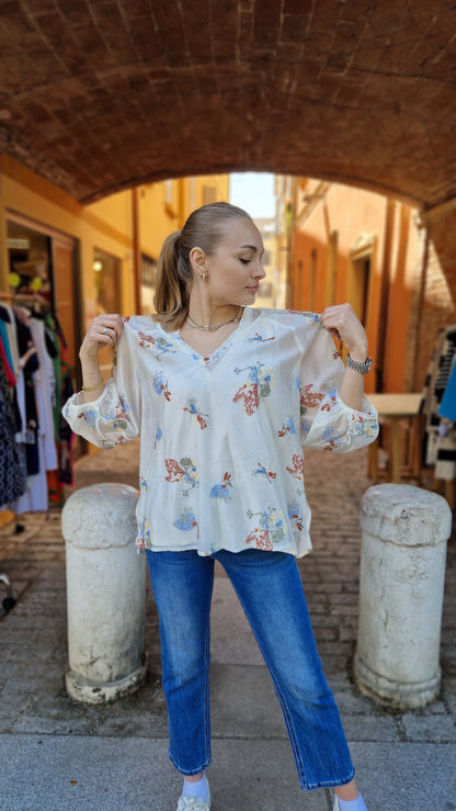 Blusa con ricami floreali