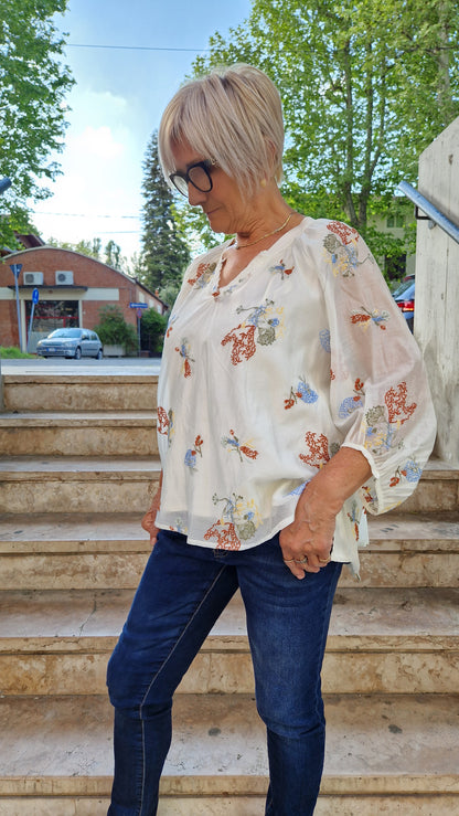 Blusa con ricami floreali