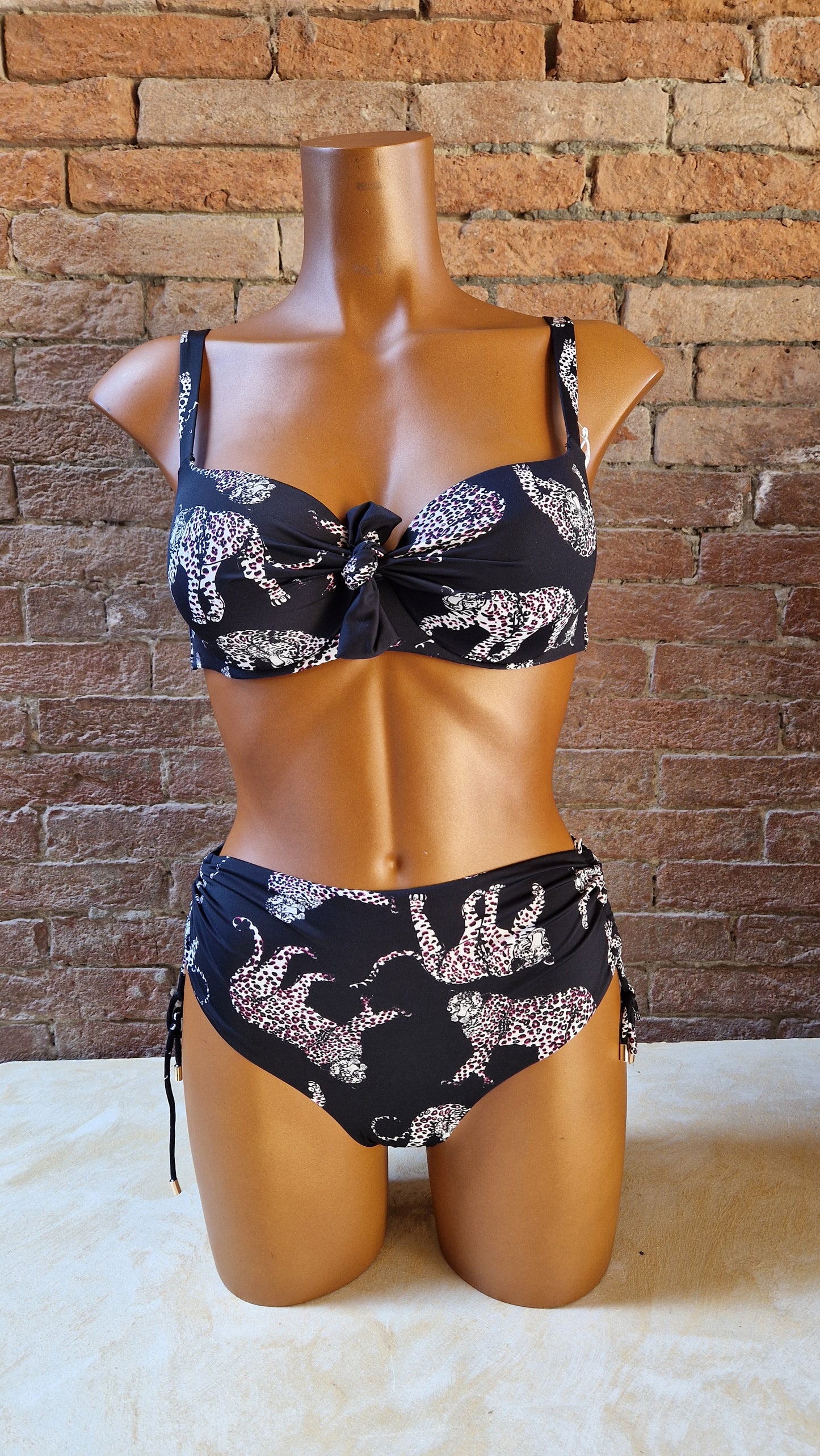 Bikini balconcino con leopardi e slip regolabile