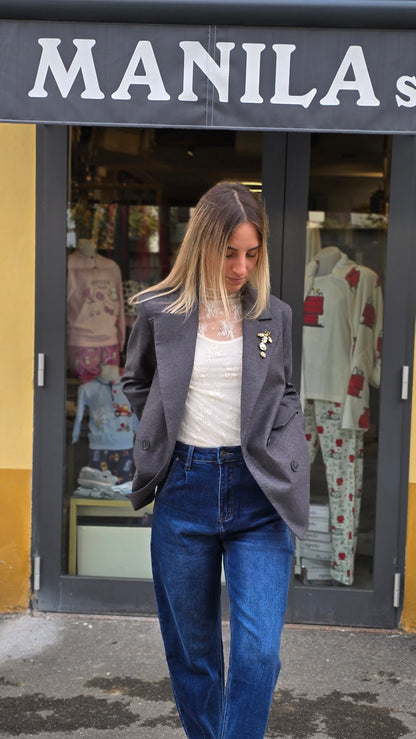 Blazer grigio con spilla