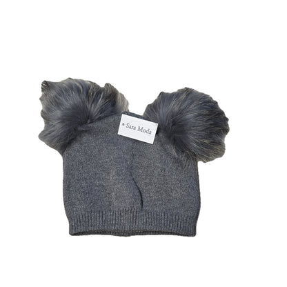 Cappello con doppio pon pon removibili