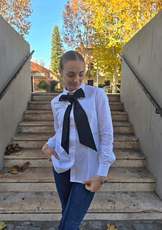 Camicia bianca con cravatta