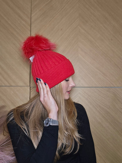 Cappello a costina con pon pon
