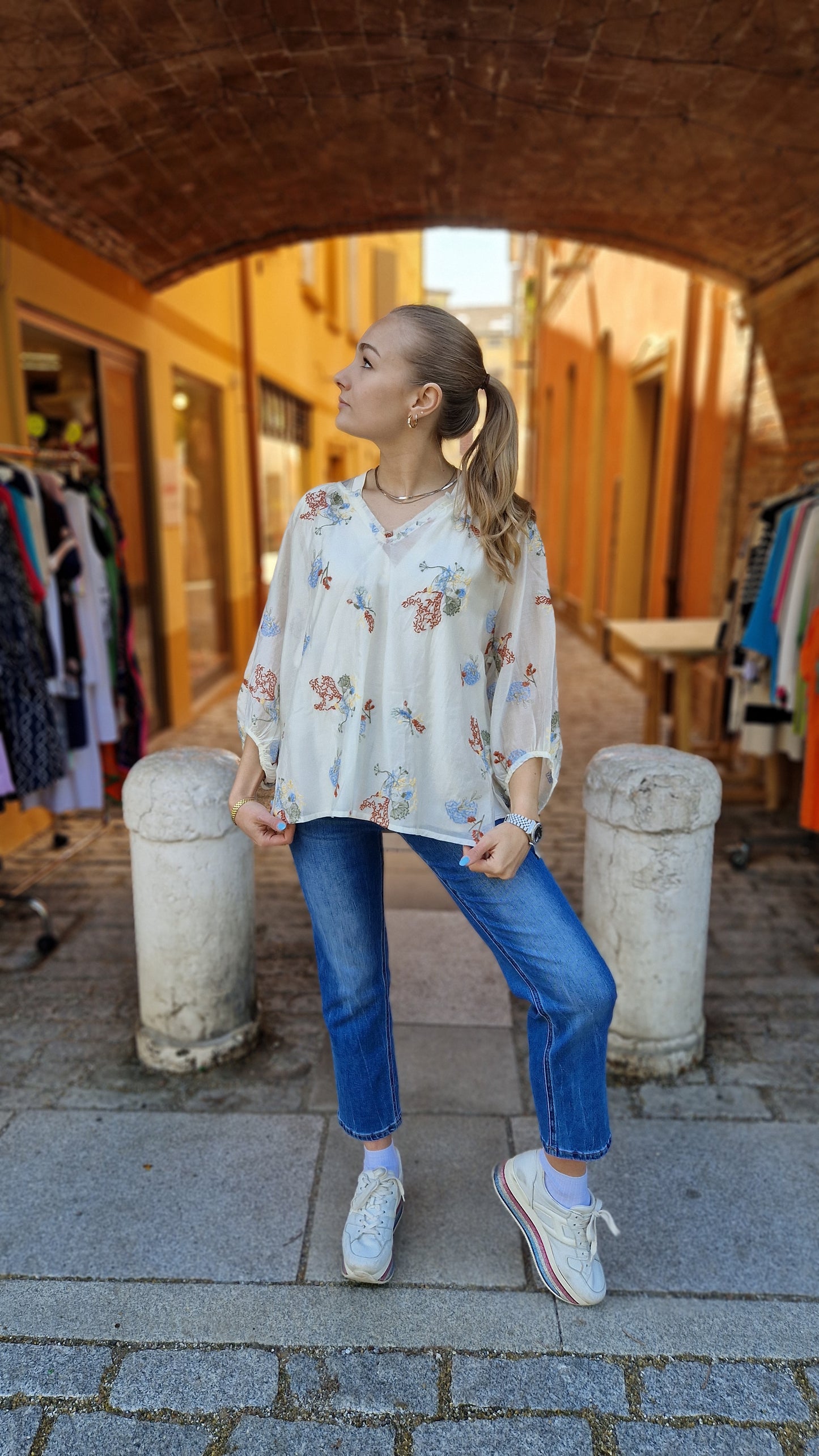 Blusa con ricami floreali
