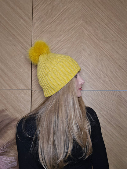 Cappello a costina con pon pon e lurex