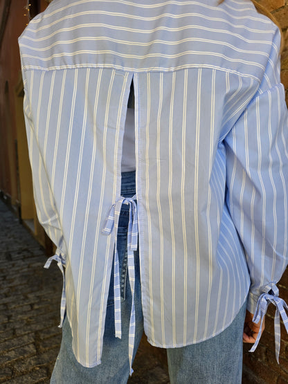 Camicia aperta sul retro azzurra a righe bianche