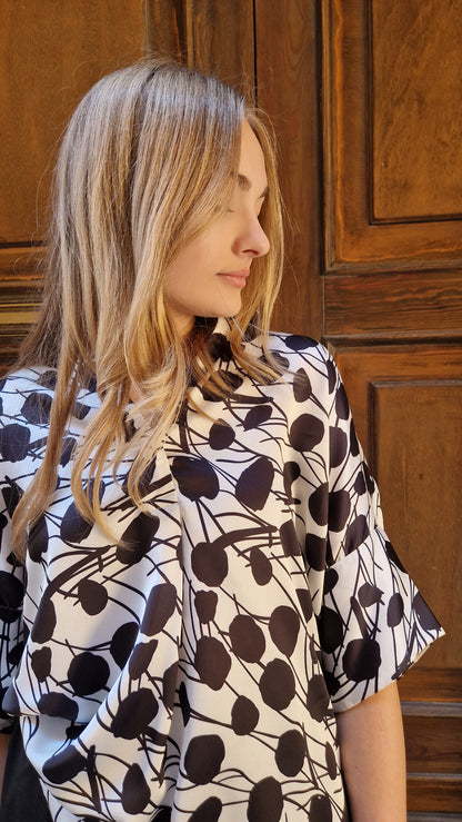 Blusa a fantasia bianca e nera in viscosa estiva
