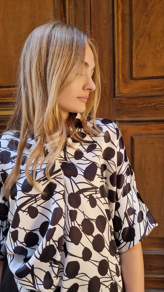 Blusa a fantasia bianca e nera in viscosa estiva