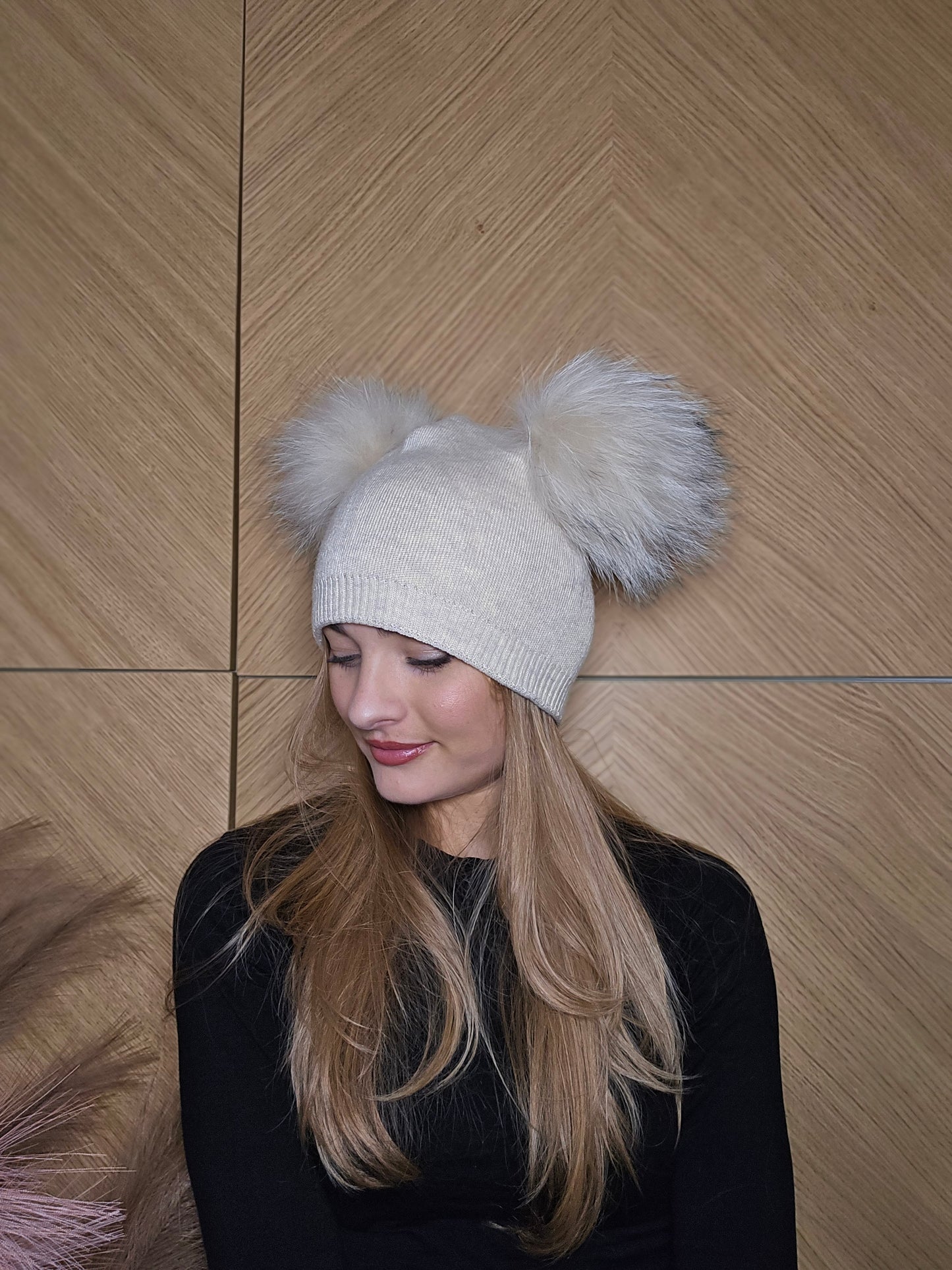 Cappello con doppio pon pon removibili