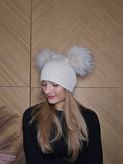 Cappello con doppio pon pon removibili