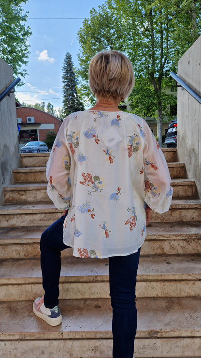 Blusa con ricami floreali