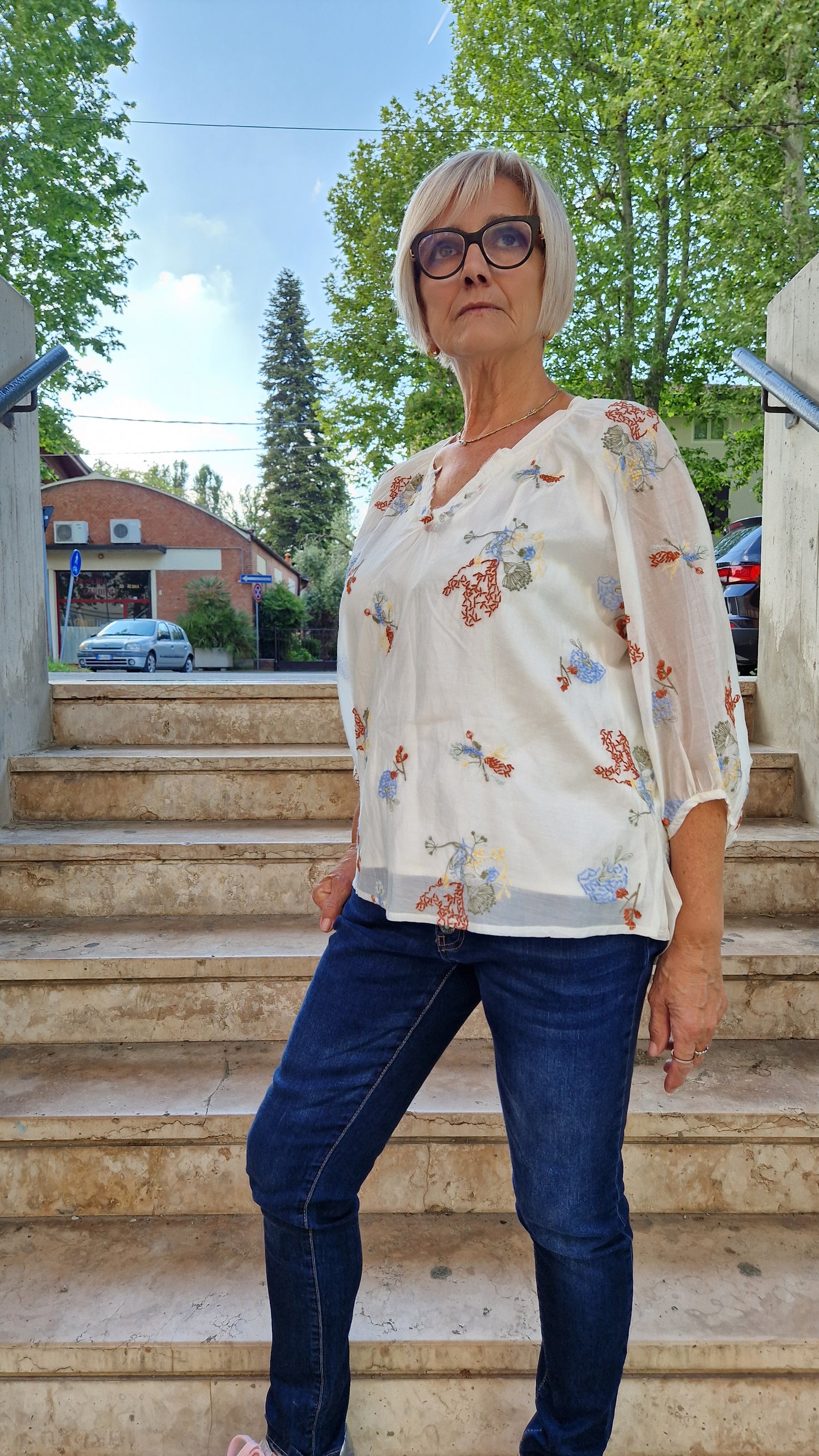 Blusa con ricami floreali