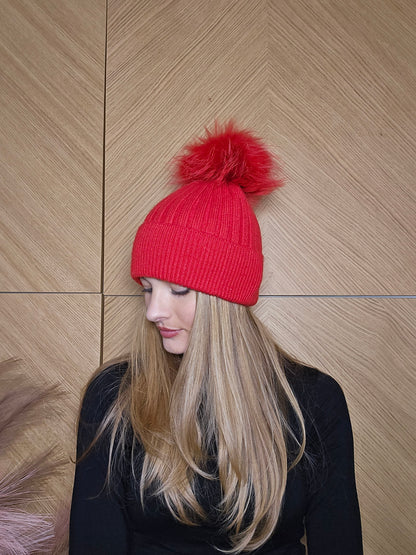 Cappello a costina con pon pon