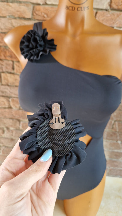 Costume intero nero cut out con spille removibili