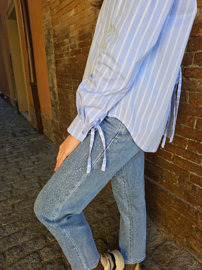 Camicia aperta sul retro azzurra a righe bianche