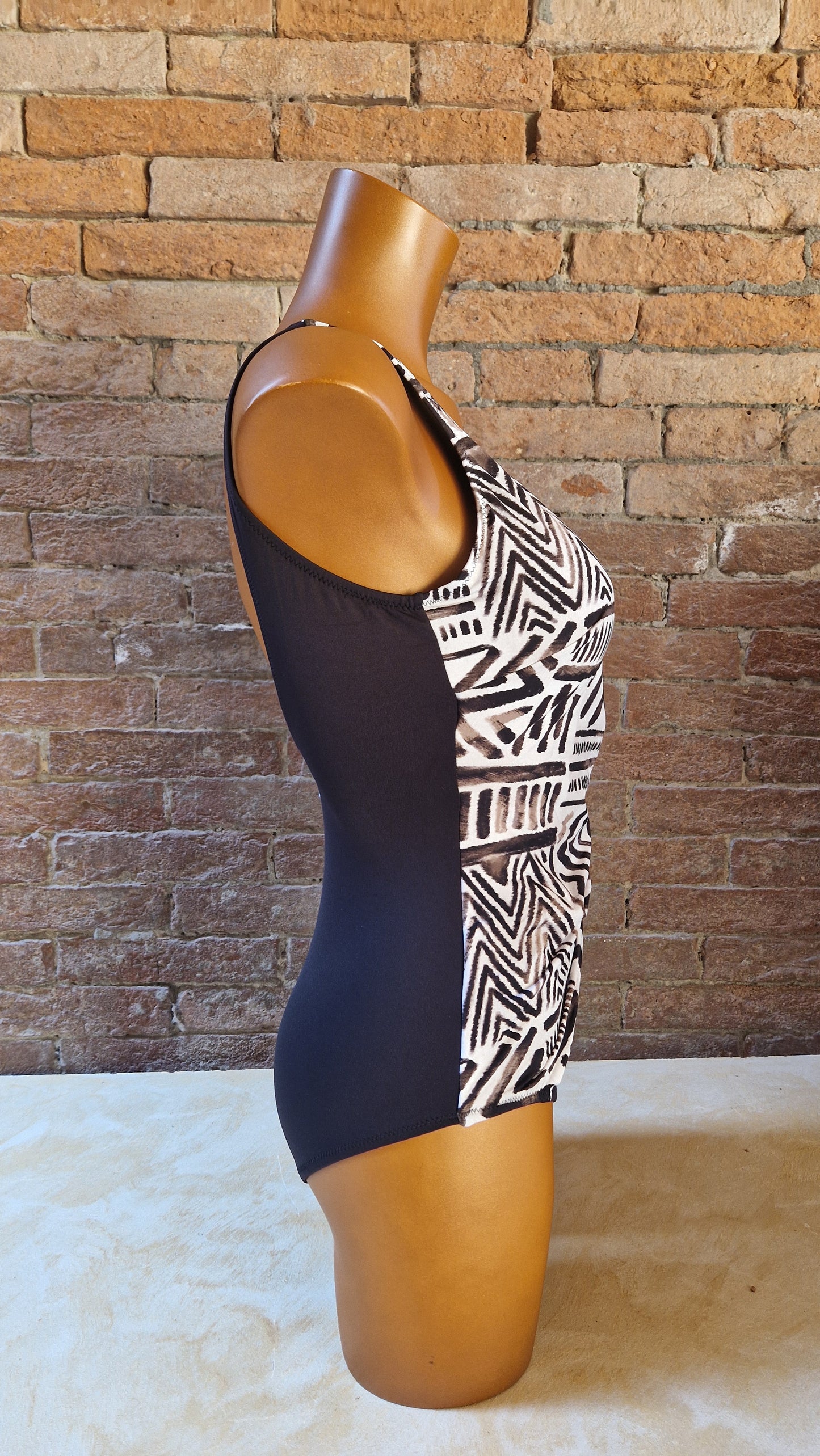 Costume intero con coppe Made in Italy nero con incrocio sulla vita