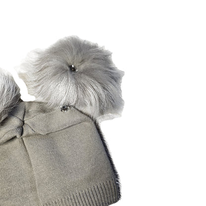 Cappello con doppio pon pon removibili