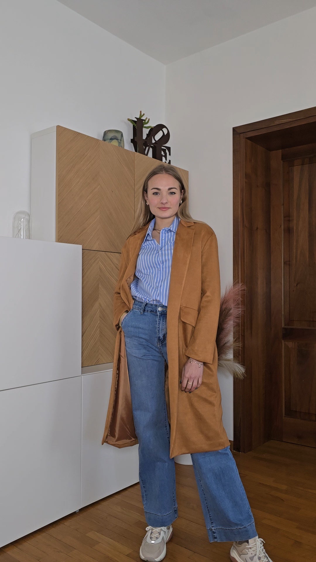 Camicia con spilla azzurra e bianca