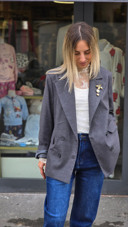 Blazer grigio con spilla