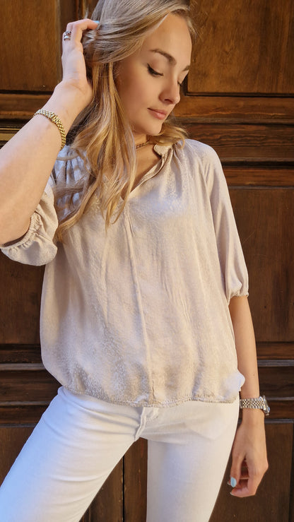 Blusa in viscosa animalier tono si tono beige