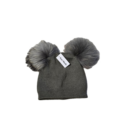 Cappello con doppio pon pon removibili