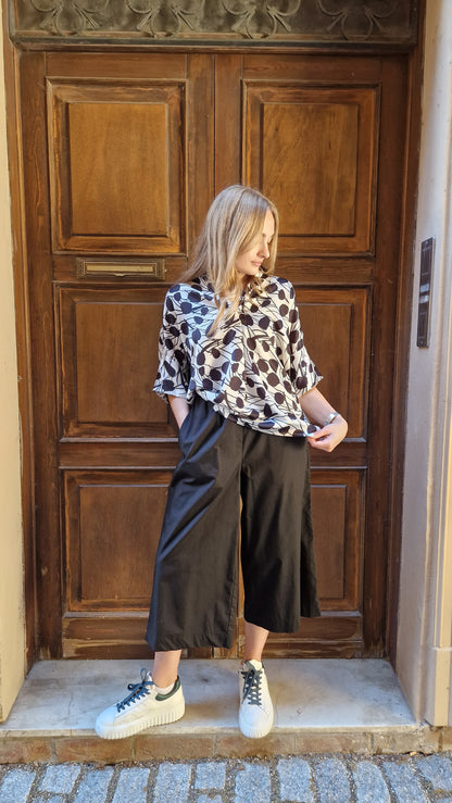 Blusa a fantasia bianca e nera in viscosa estiva