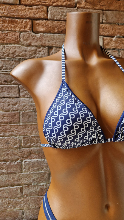 Bikini triangolo con tanga a righe bianco e blu