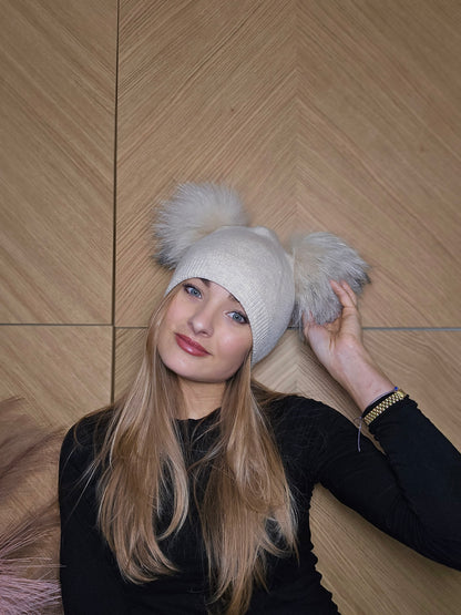 Cappello con doppio pon pon removibili