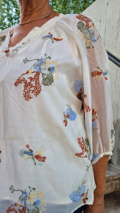 Blusa con ricami floreali
